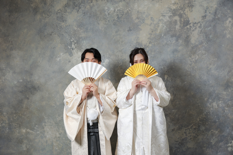 扇子を使って。