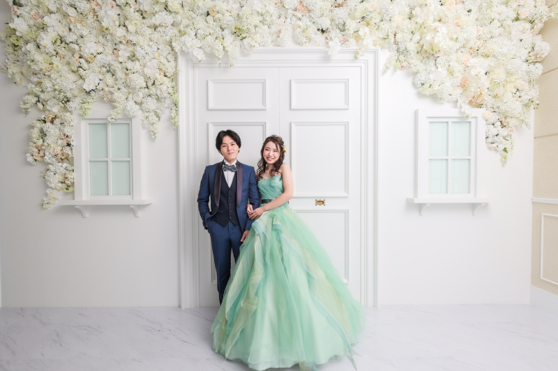 白い空間の中で華やかなドレスが映える