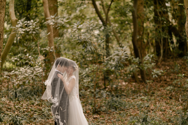 ベールに包まれて二人だけの空間を演出