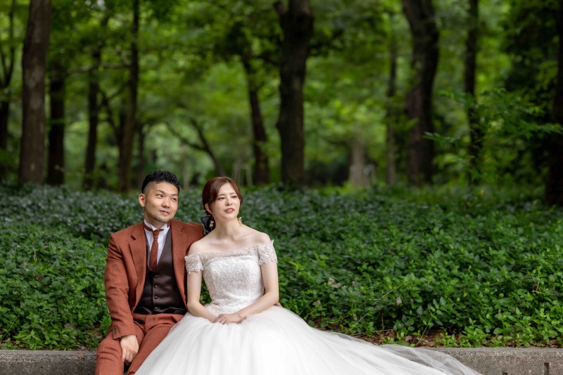 座りショットも!