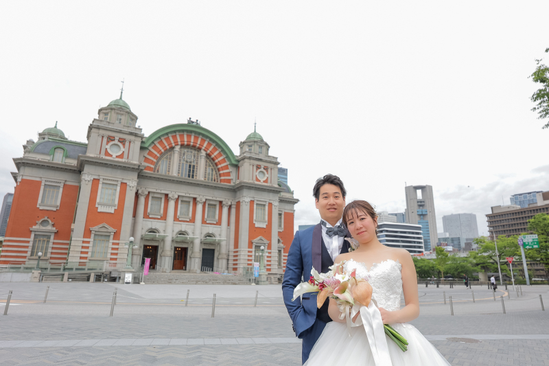 歴史ある建物と、華やかなブーケを添えて