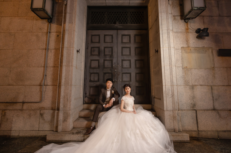 レトロな扉の前で