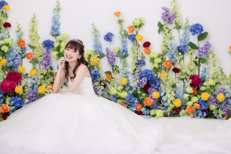 色鮮やかなお花に囲まれて笑顔が輝く新婦さま