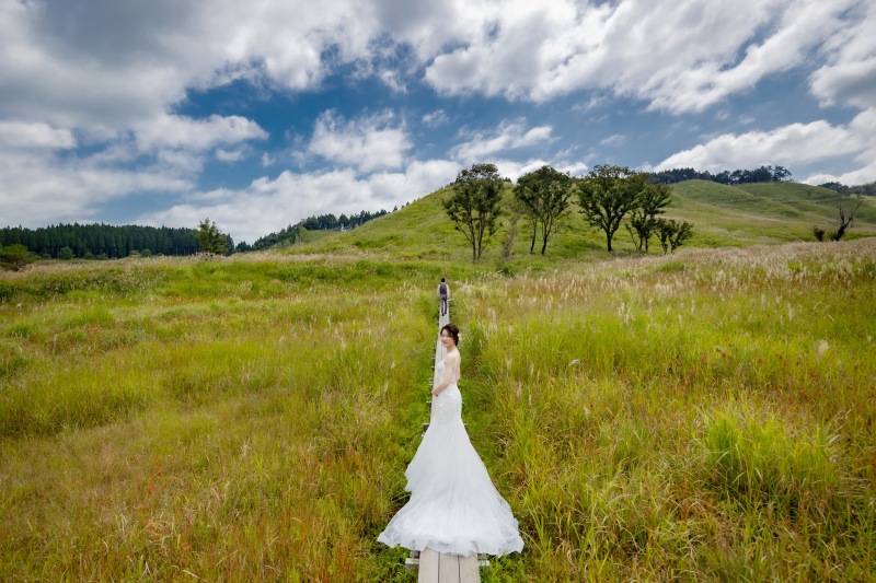 空と緑とお二人。まさにロケーション撮影の醍醐味！