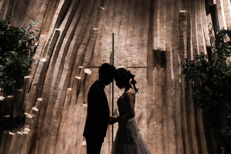 チャペルをバックにロマンチックな一枚