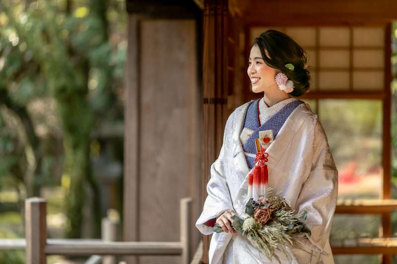 自然光が差し込む和の庭園での一枚