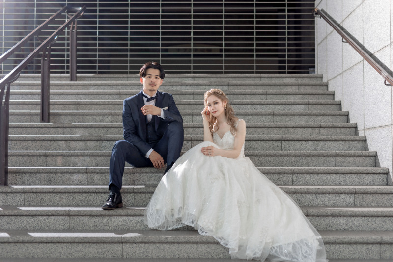 町中にある階段を使ってのワンシーン