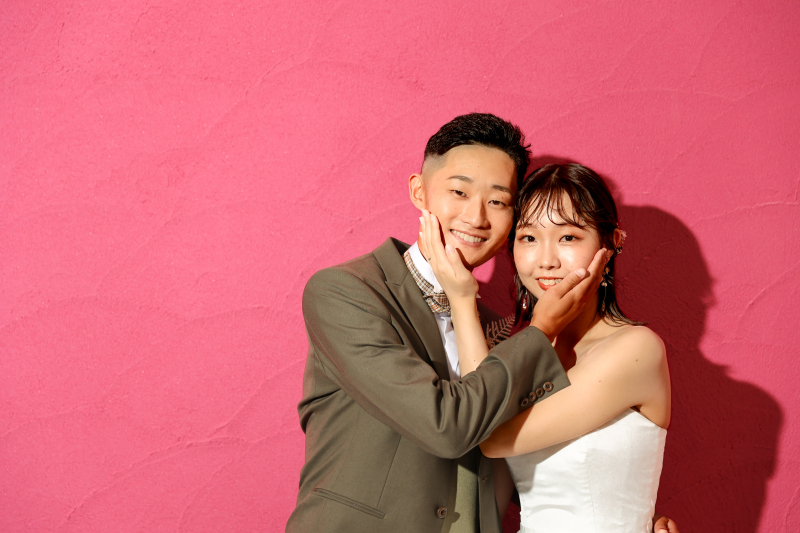 お二人の素敵な笑顔に目が行くような明るくポップな雰囲気でお撮りしました!