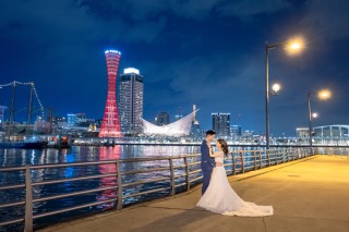 神戸ハーバーランドでの1枚。見つめ合うお二人と夜景がロマンチック♡
