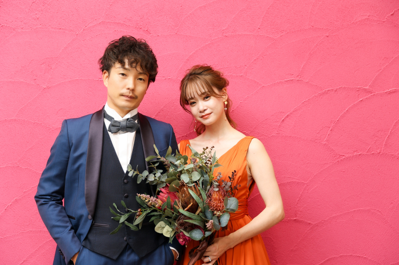 テラコッタカラーのドレスがとってもお似合いの新婦様がとても素敵な一枚こちらのブースもとてもおススメです。