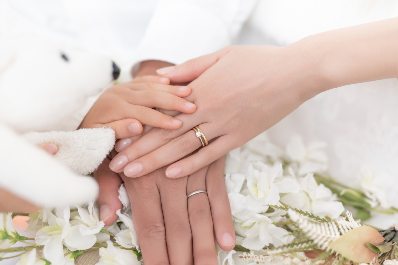 3人手を合わせて