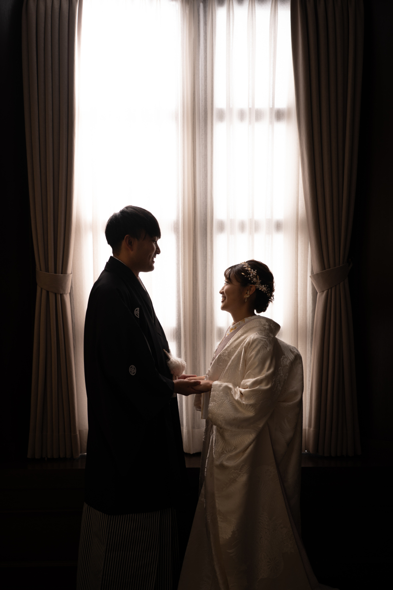 窓辺をバックに