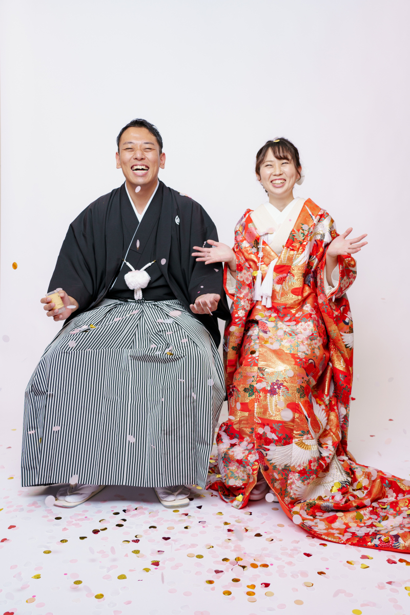 カラフルなコンフェッティが舞う中で