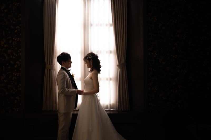 窓辺のシーンは手を取り合って