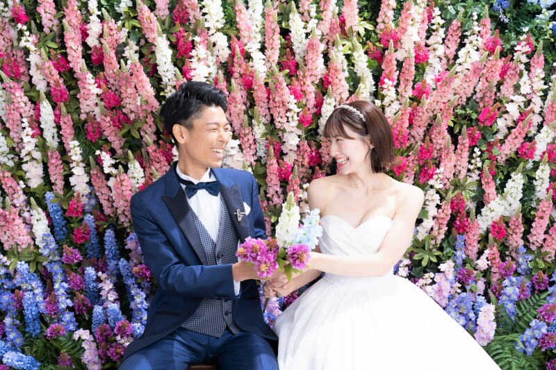 満開のルピナスとおふたりの笑顔