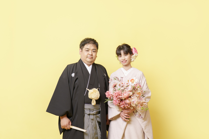 イエローのウォールペーパーでポップに!