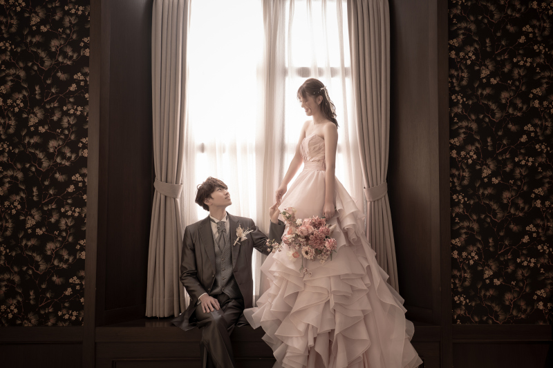 窓辺で手を取り合って