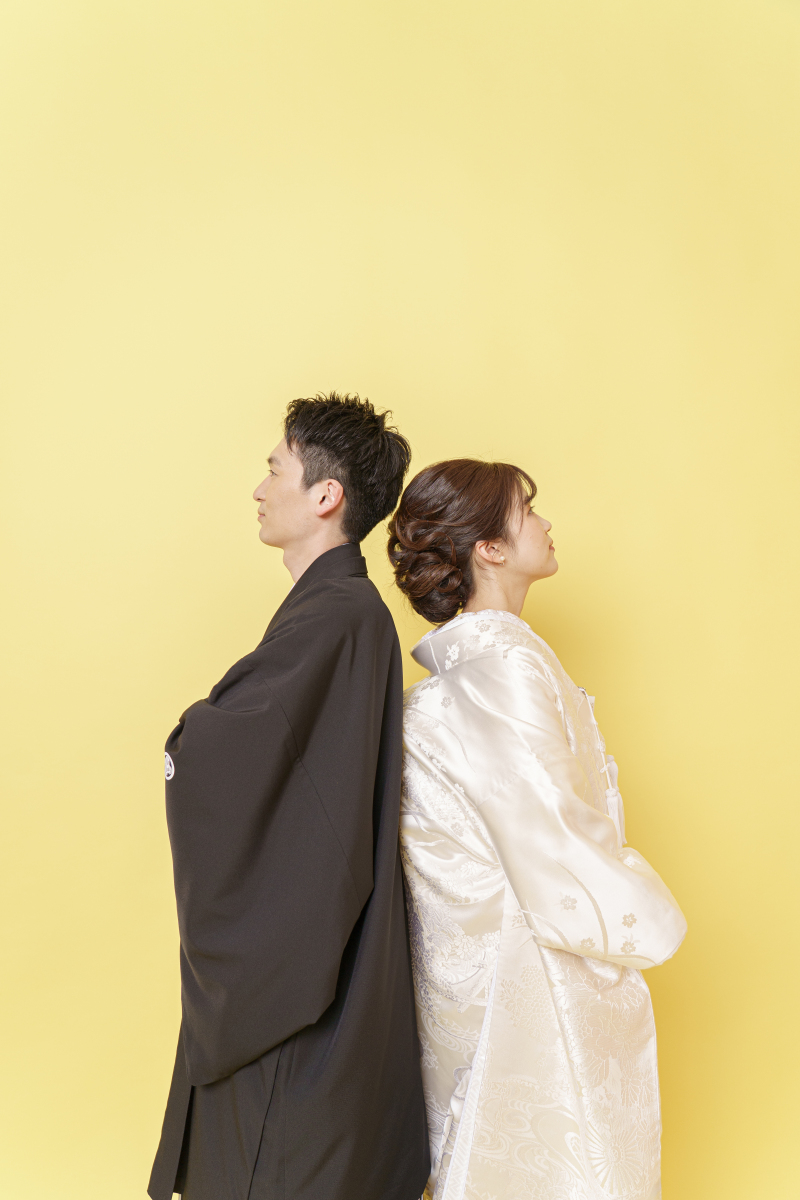 イエローの背景で背比べショット