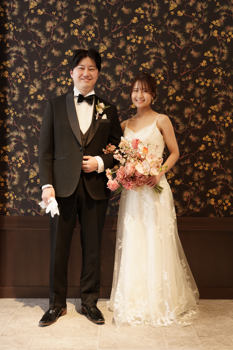 黒地にゴールドの花が特徴的な壁面