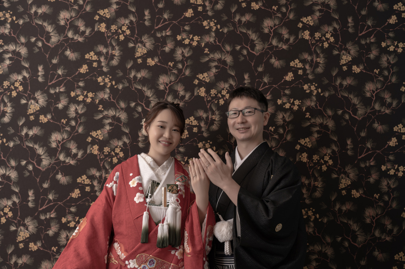 指輪お披露目のポーズ