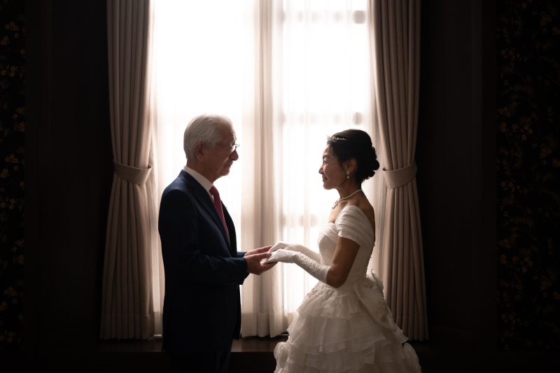 手を取り合って