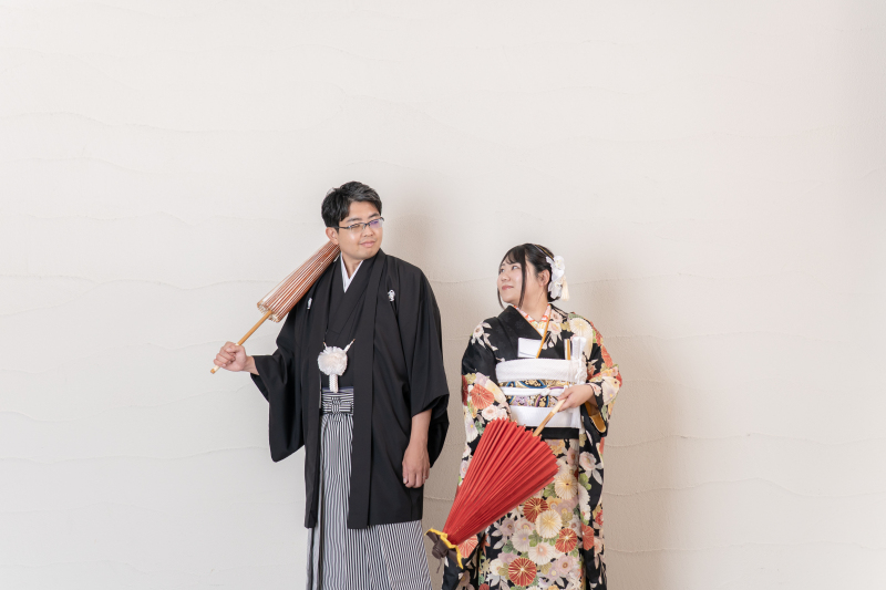 まなざしが交差する、味わい深い和傘ショット♪
