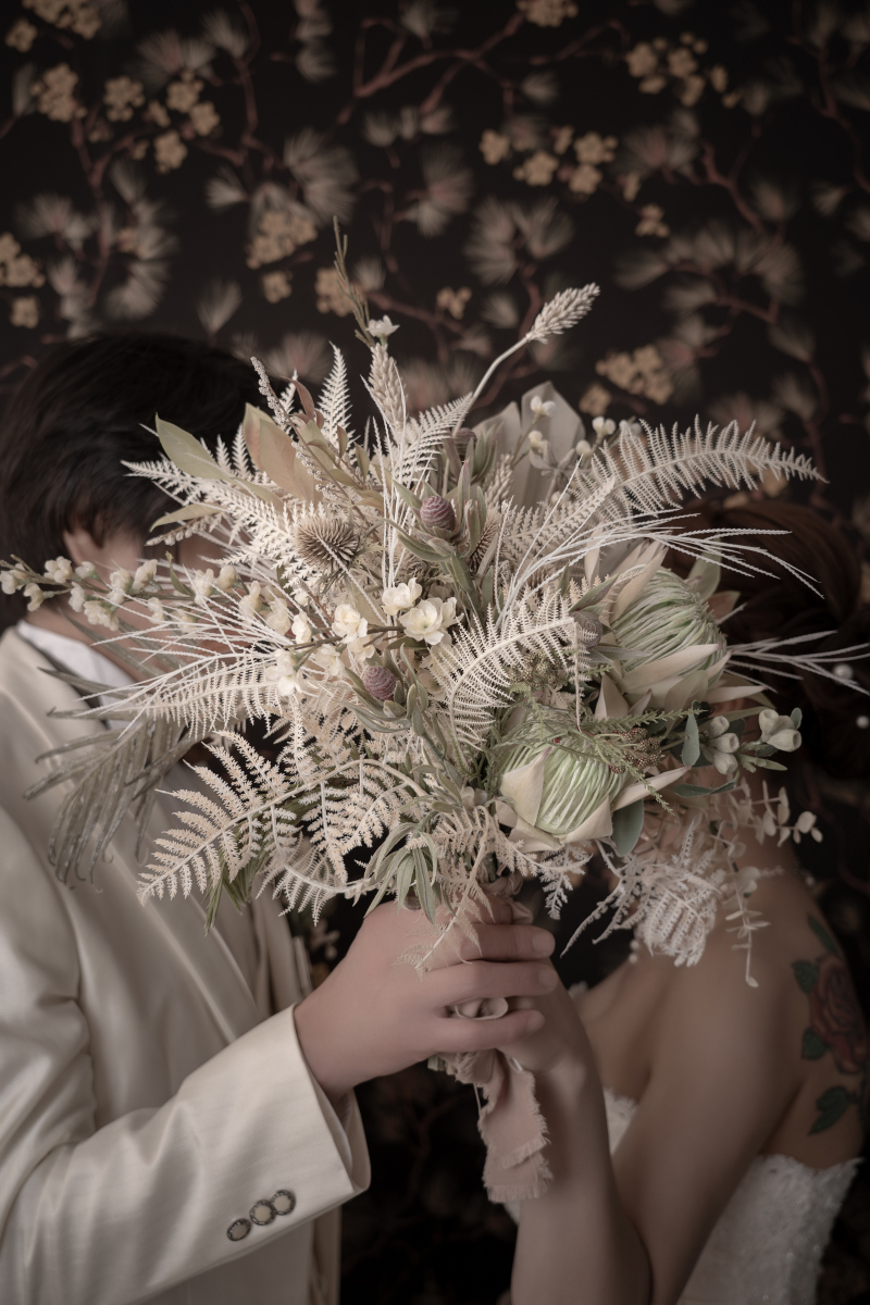 お顔隠しポーズ