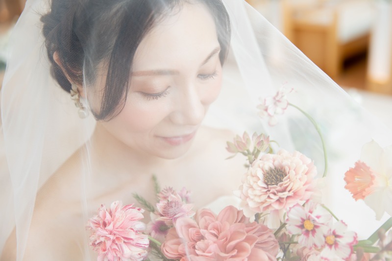 手元と目元を彩るピンクの余韻♡