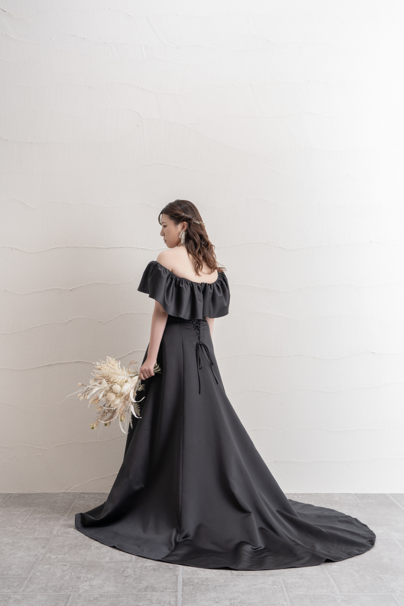 トレンドのブラックドレスで