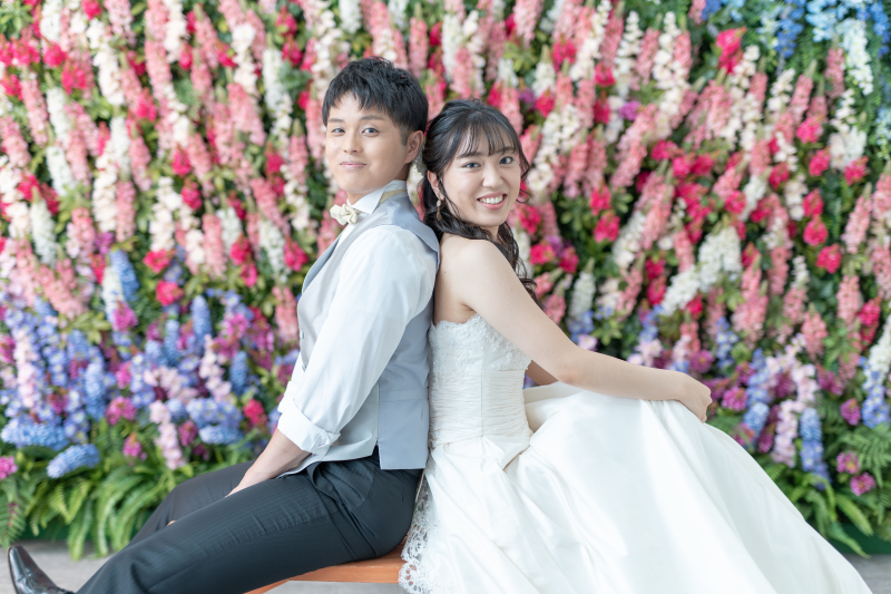 鮮やかな背景では背中合わせで