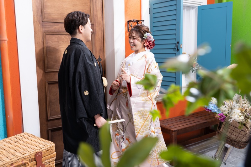 色鮮やかな背景とともに