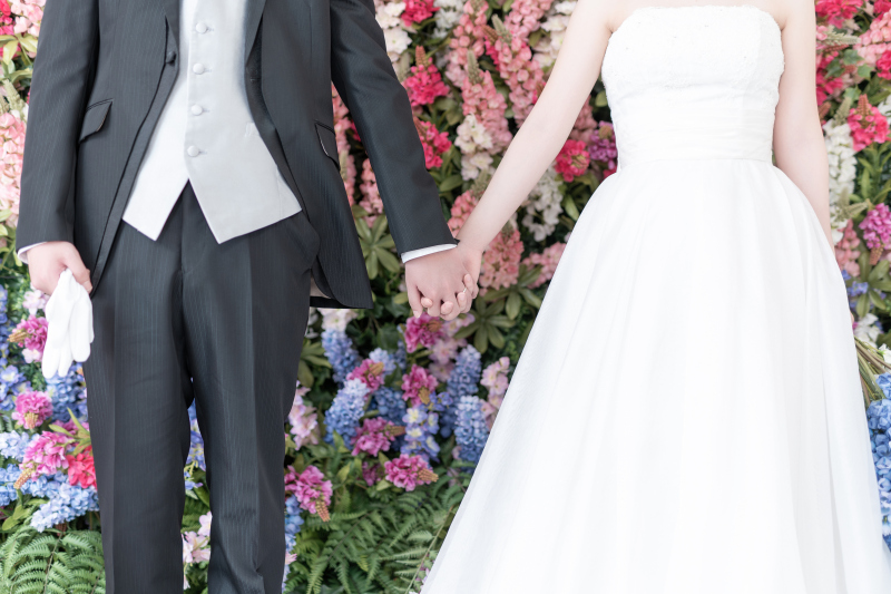 仲良く手を繋いで