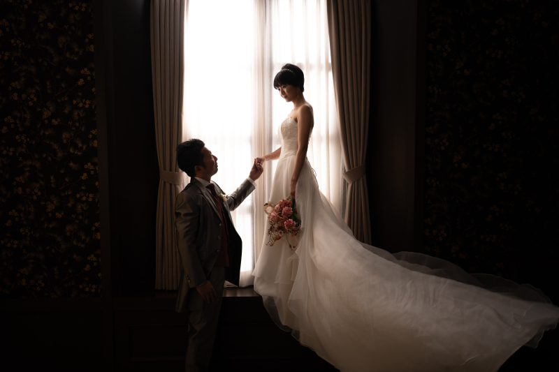 手を取り合って