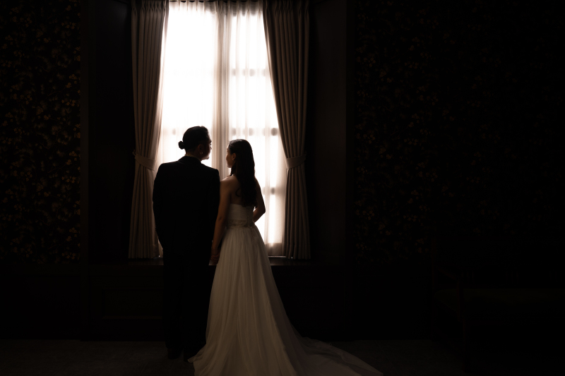 窓辺でのシルエット