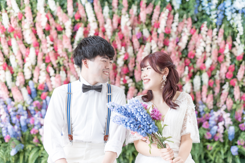 華やかなお花畑の中で