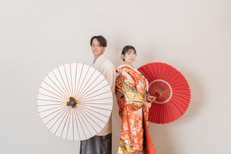 白と赤の和傘が織りなす静謐な美♪