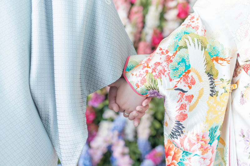 仲良く手をつないで