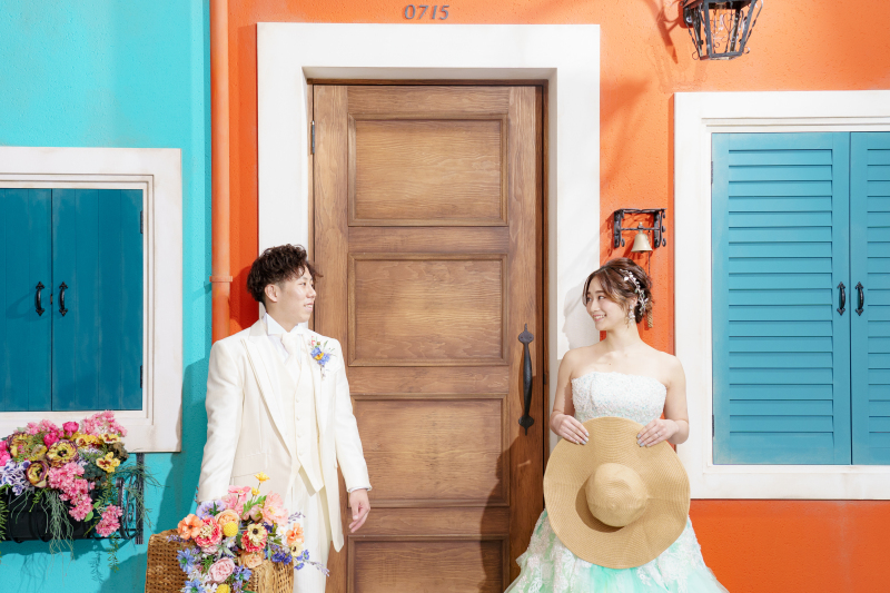 雰囲気を変えて、ブラーノ島をイメージした壁面でも