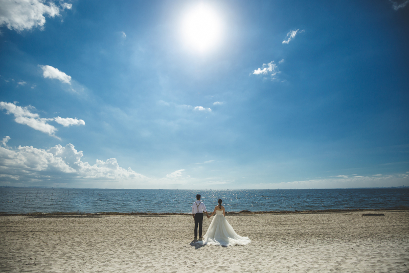 青空と海と白い砂浜