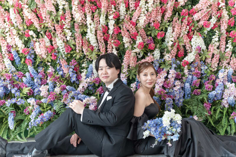 鮮やかな花々に映える、シックな黒×黒コーデ