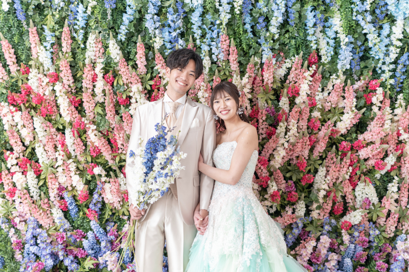 花々に映える爽やかなドレス姿♥