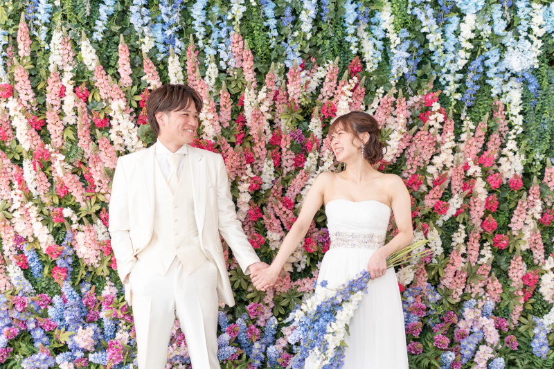 仲睦まじさが伝わる手つなぎショット♥