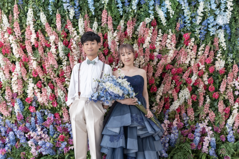 背景とお揃いのルピナスを持って