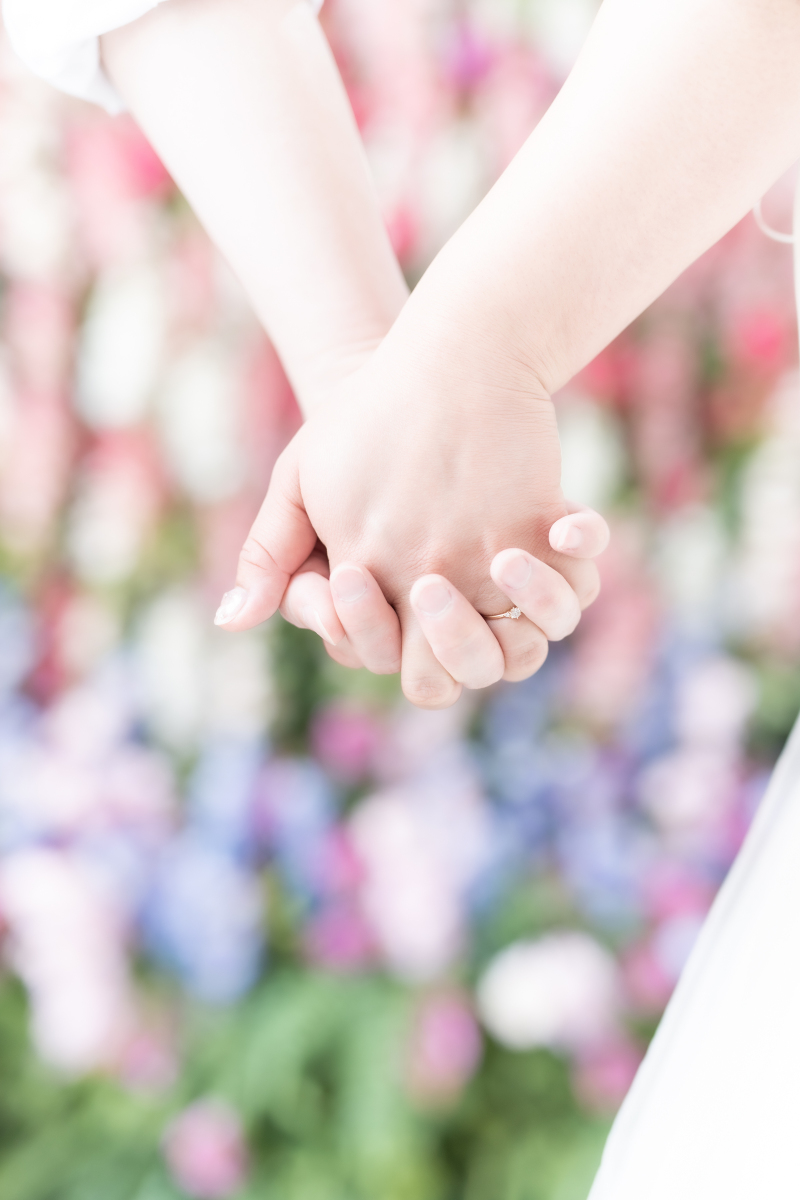 手を取り合って