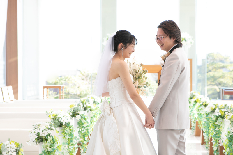 自然光たっぷりの開放的なチャペルで