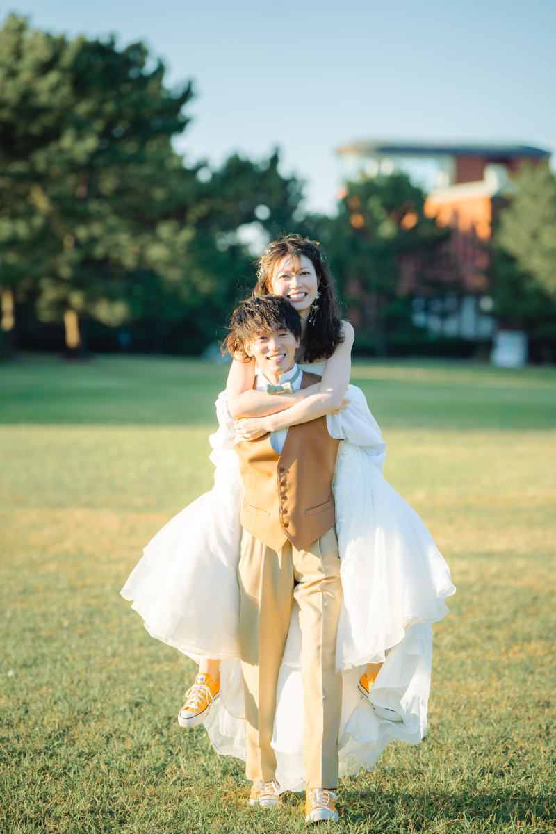 足元はスニーカー