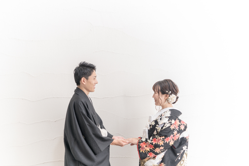 手を取り合って