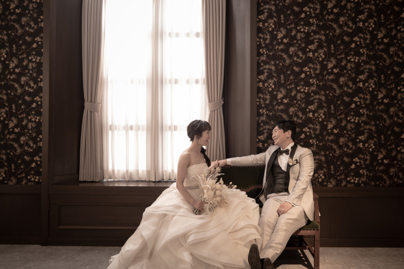 窓辺で向かい合って