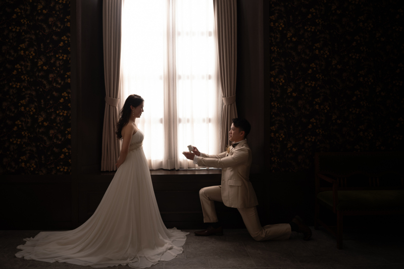 窓辺でのプロポーズシーン