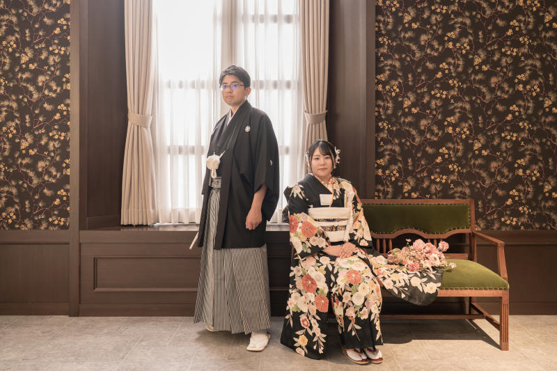 クラシカルなソファーに映える、優美な座り姿✿